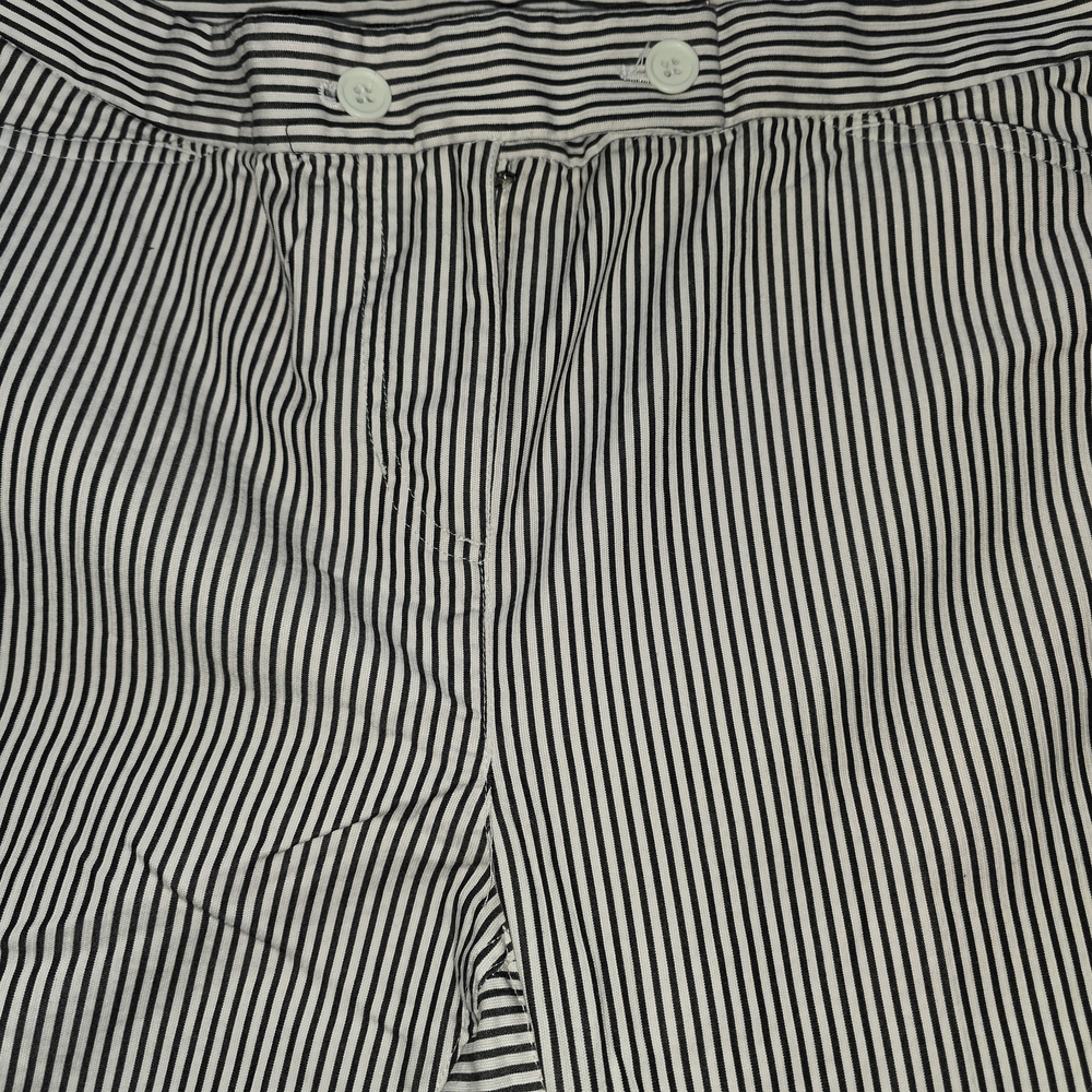 Jones New York Black and White Striped Cropped Pants. Two Button Zip Front.